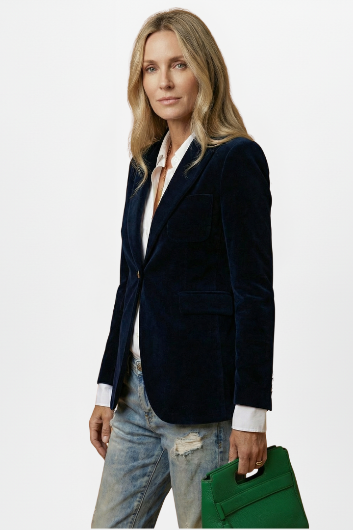 Blazer bleu marine porté de trois quarts, sac vert à la main, poche à rabat visible 5