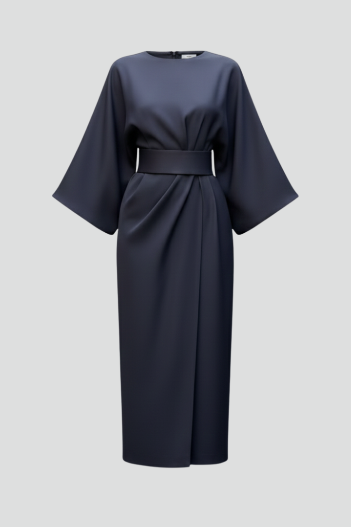 Robe bleu marine à manches larges et large ceinture, vue de face sur fond uni 1