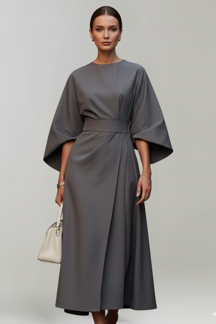 Robe gris anthracite portée de face avec un sac crème, jupe croisée évasée 10