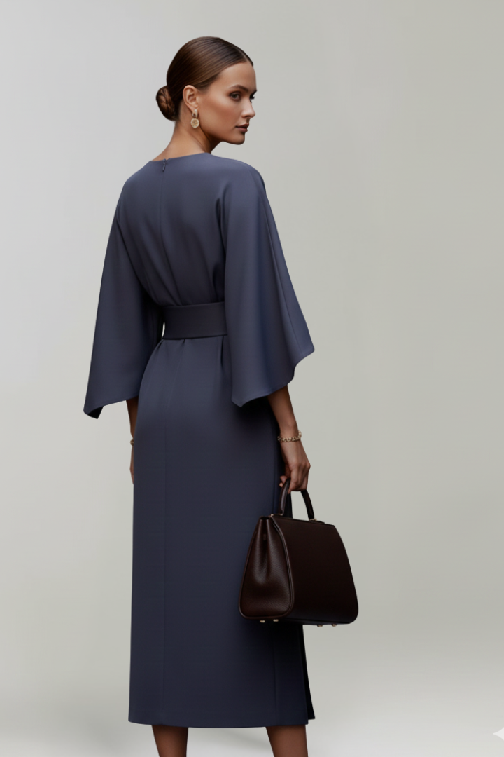 Robe bleu marine vue de dos sur un mannequin, avec fermeture zippée et manches amples 4