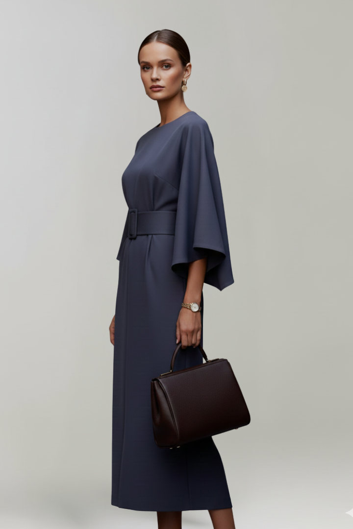 Robe bleu marine vue de profil, ceinture bouclée à la taille et manche évasée 5