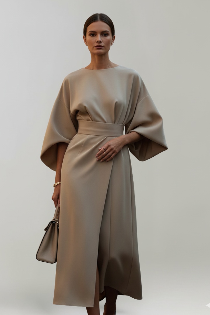 Robe beige sable portée de face, manches amples, ceinture large et jupe fendue 6