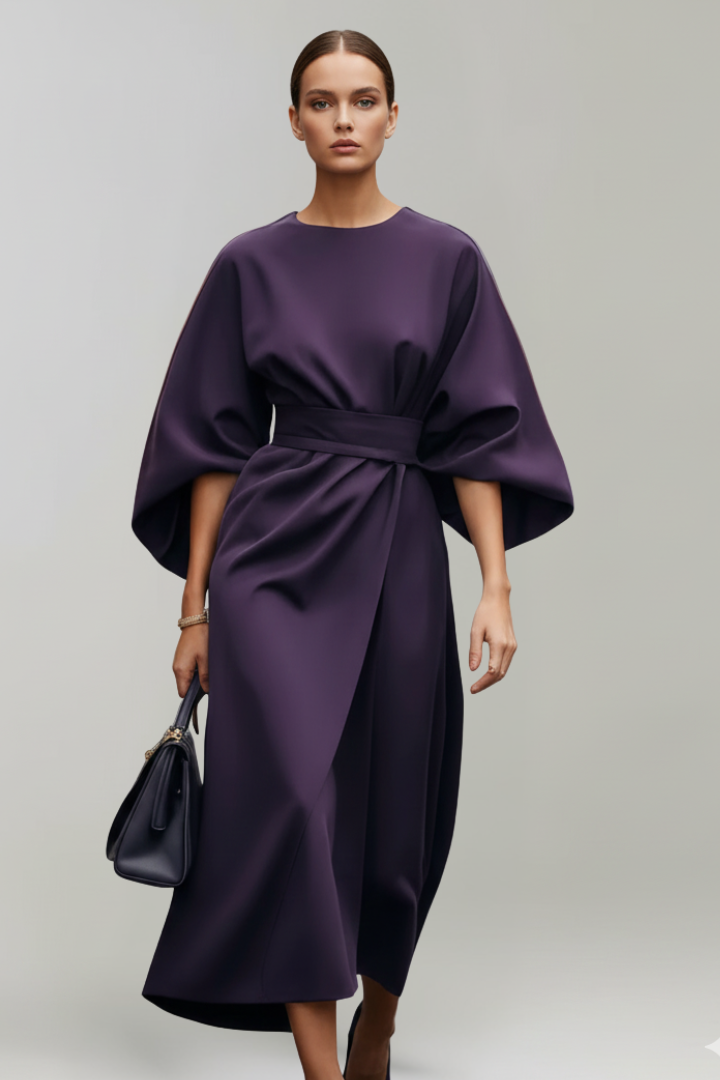 Robe violet aubergine portée de face, manches amples et ceinture nouée à la taille 9