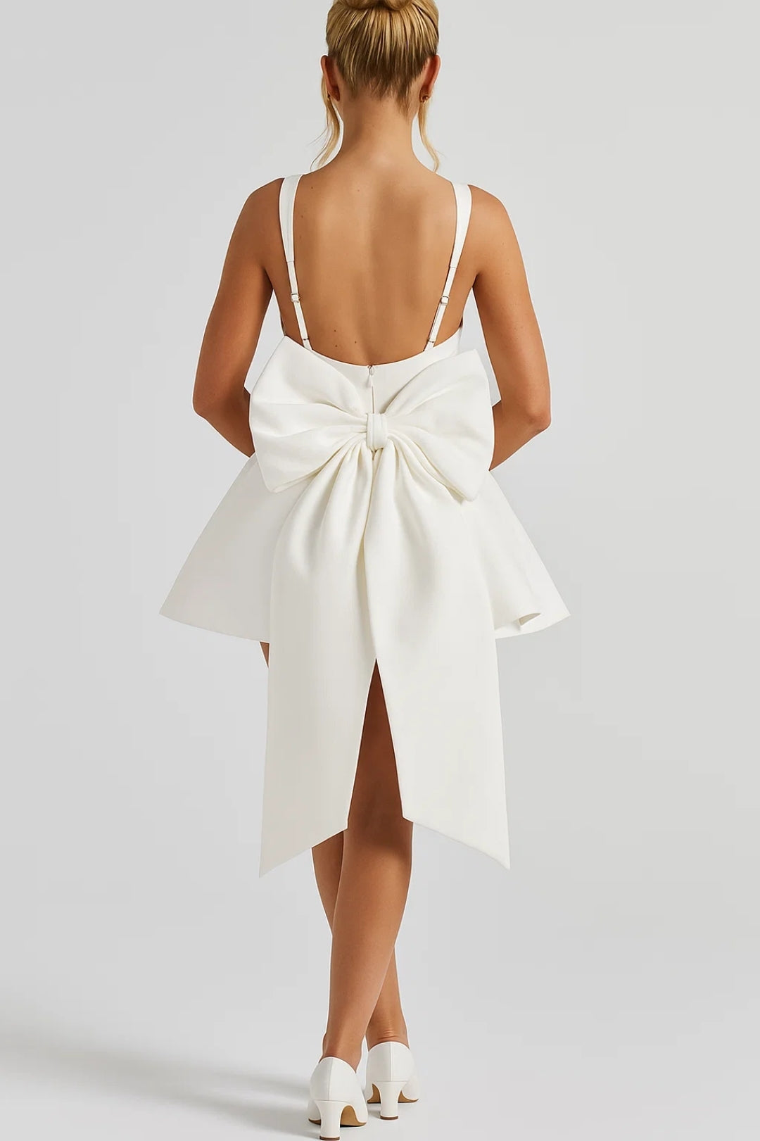 Mannequin vue de dos, robe blanche au dos nu fermé par un grand nœud aux longs pans 4