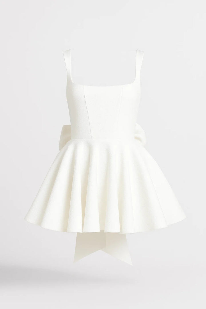 Robe blanche vue de face sur fond neutre, bustier à encolure carrée, jupe évasée et long nœud au dos 1