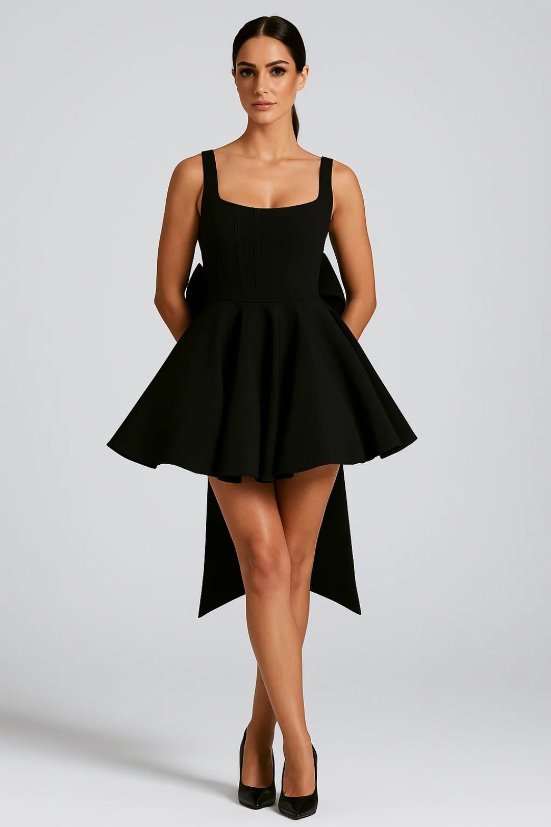 Mannequin portant la version noire de la robe, jupe évasée et nœud à longs pans dans le dos 8