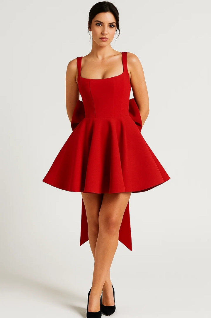 Mannequin portant la version rouge de la robe, mains dans le dos, avec escarpins noirs 7