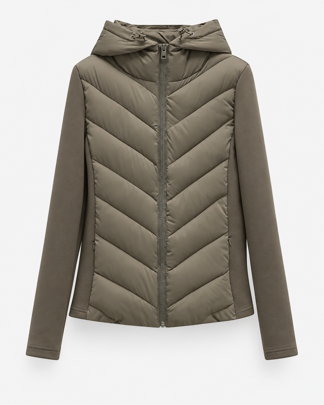 Veste kaki vue de face à plat, avec capuche à cordons, zip central, matelassage en chevron et manches unies en jersey. 1
