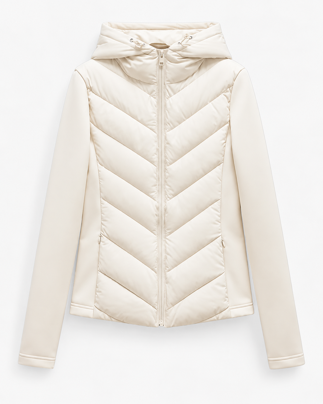 Veste écrue vue de face à plat, avec capuche, zip central, matelassage en chevron sur le devant et manches unies. 7
