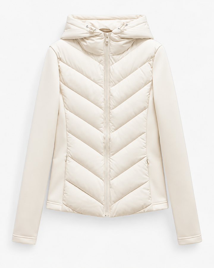 Veste écrue vue de face à plat, avec capuche, zip central, matelassage en chevron sur le devant et manches unies. 7