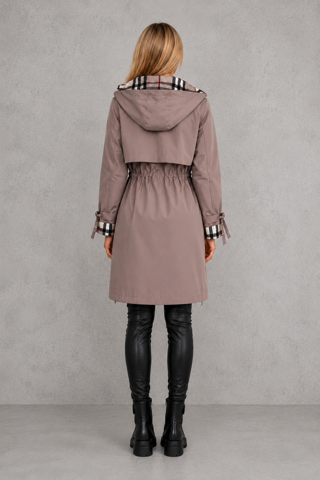 Vue de dos de l'imperméable taupe: capuche, empiècement, taille froncée et poignets avec liens noués, doublure à carreaux visible. 6