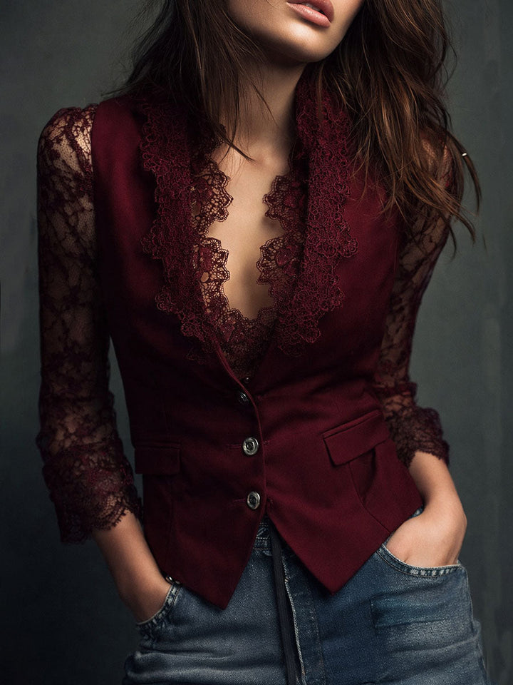 Version bordeaux du gilet blazer, dentelle au col et aux manches, portée avec un jean, vue de face. 2