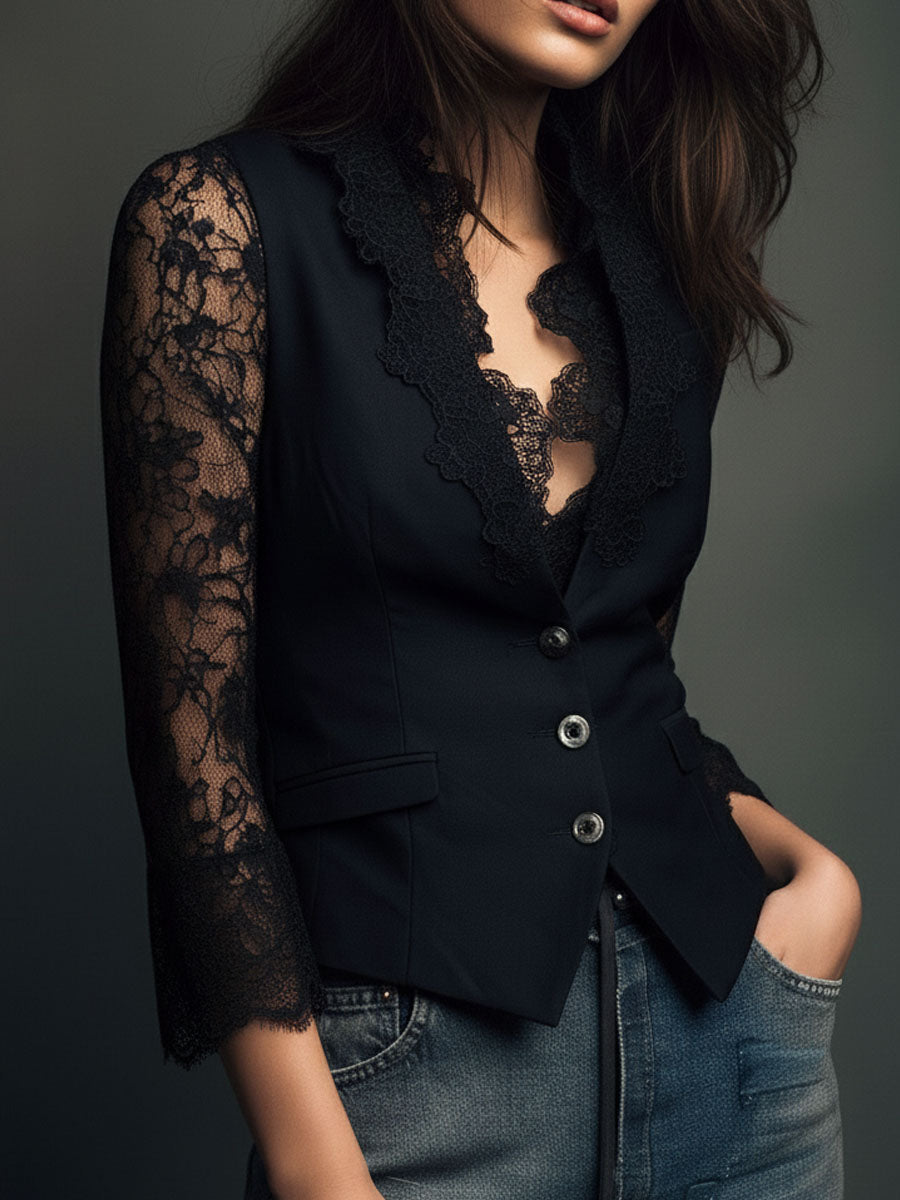 Vue de trois quarts du gilet noir, manche en dentelle florale, poche à rabat et boutons métalliques, mannequin en jean. 7