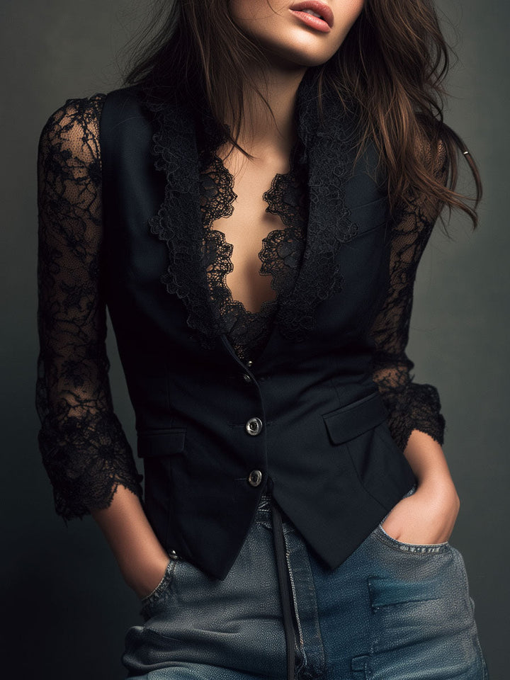 Mannequin portant le gilet noir à manches en dentelle et bordure dentelée, trois boutons, mains dans les poches d'un jean. 1