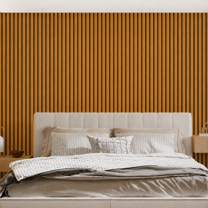 Tête de lit capitonnée beige devant un mur de lattes imitation bois miel et rainures noires 6