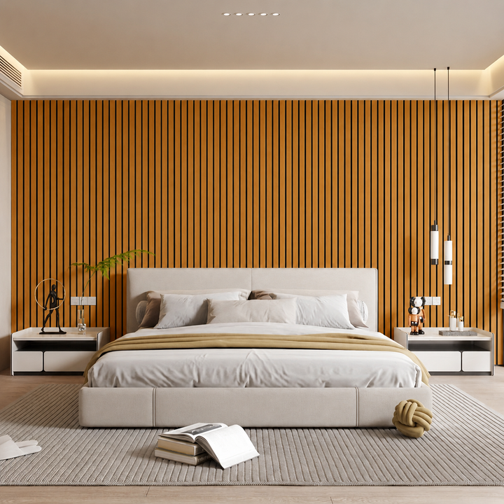 Chambre moderne avec mur de tête de lit habillé de lattes imitation bois miel et rainures noires 3