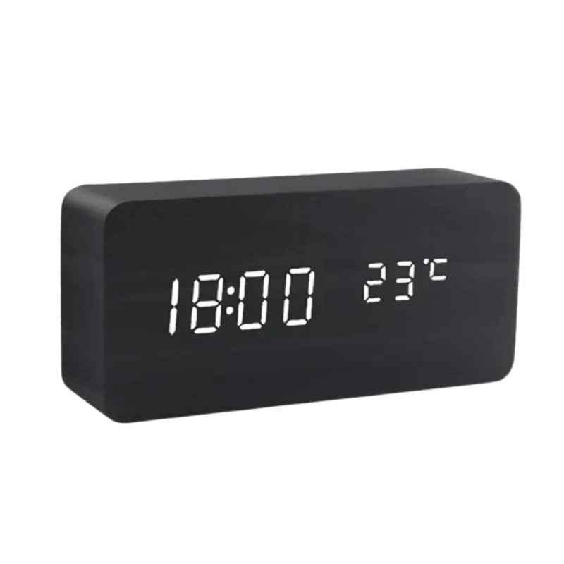 Réveil rectangulaire noir aux coins arrondis, vu de trois quarts sur fond blanc, chiffres LED blancs. 9