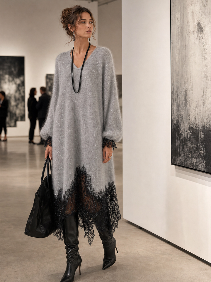 Robe grise en maille portée dans une galerie d'art, avec bottes à talons et sac noir 3