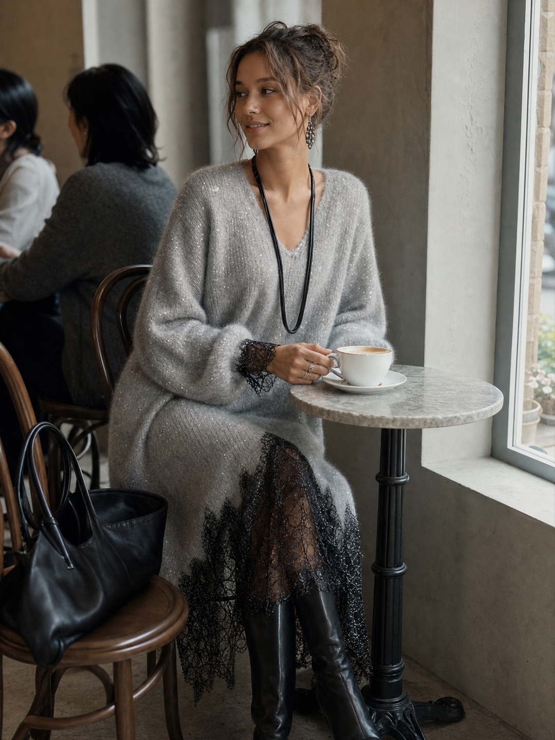 Mannequin assise dans un café portant la robe grise, tasse de café à la main 4