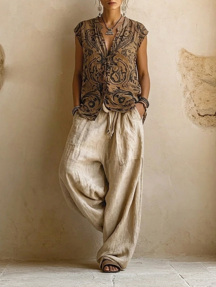 Femme de face portant le top sans manches à motifs foncés et le pantalon sarouel beige, sans le manteau 2