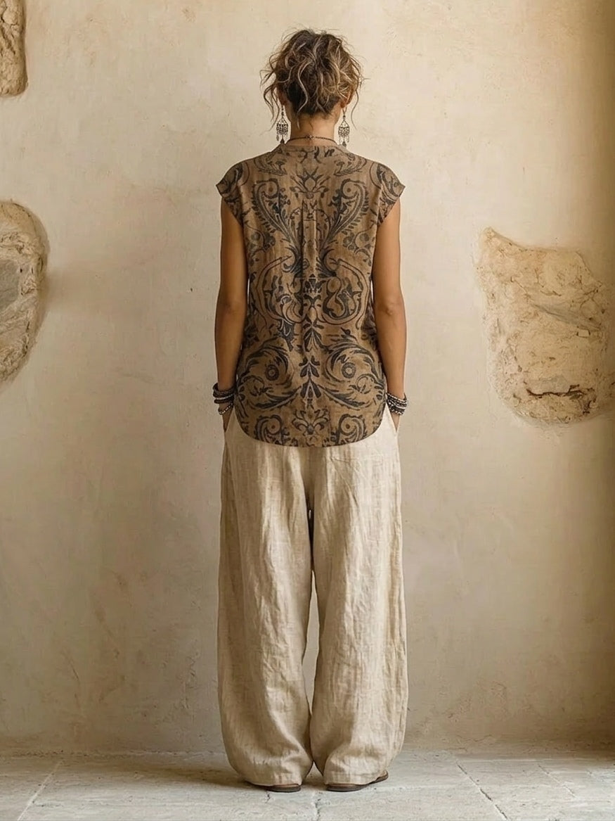 Vue de dos du top sans manches à grands motifs ornementaux et du pantalon large en lin beige 3