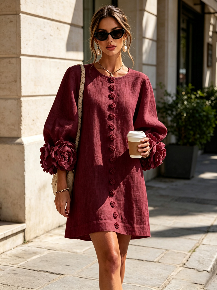 Version bordeaux de la robe portée dans la rue, avec rangée de boutons fleurs et roses aux manches. 7