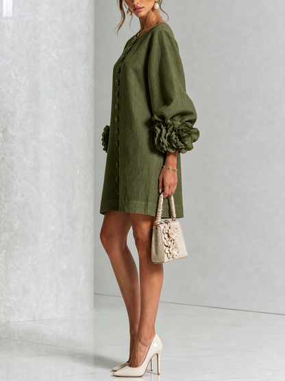 Robe vert olive vue de profil en studio, avec escarpins clairs et petit sac beige à fleurs. 17
