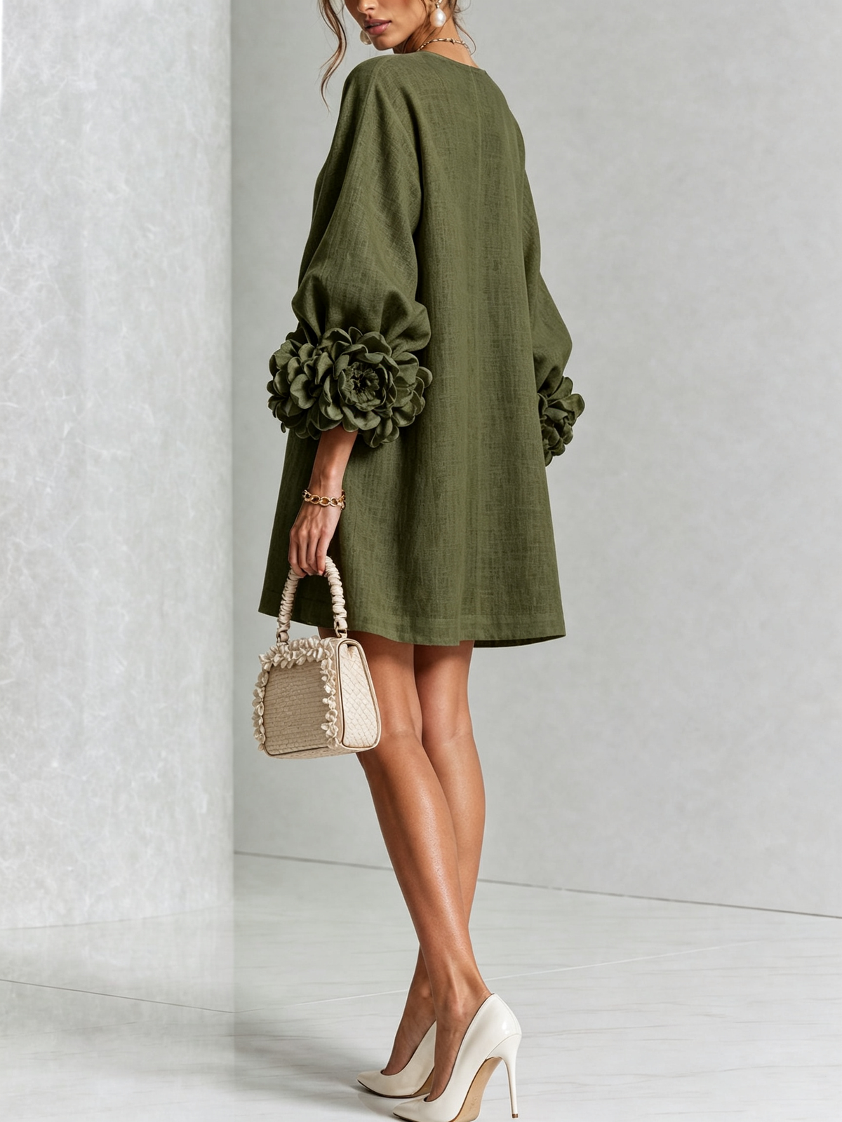 Robe vert olive vue de dos en studio, tombé droit et grosses roses aux poignets des manches ballon. 18