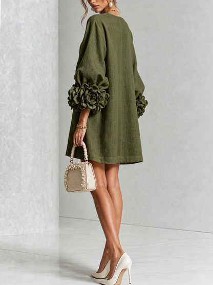 Robe vert olive vue de dos en studio, tombé droit et grosses roses aux poignets des manches ballon. 18