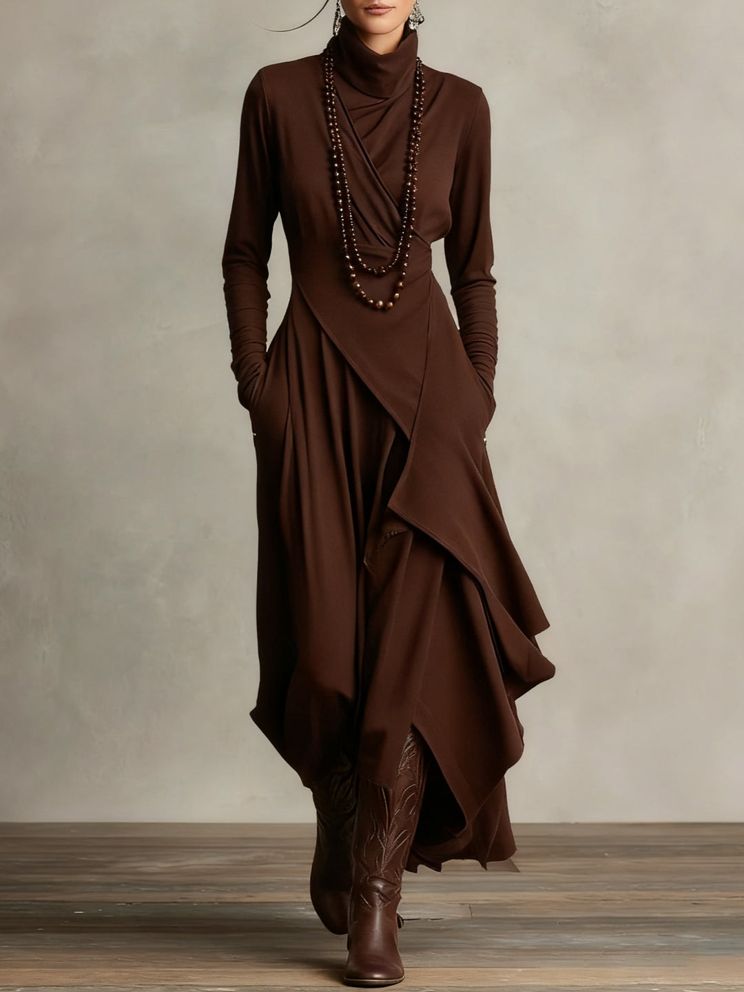 Robe marron chocolat portée de face, avec col roulé drapé, collier de perles et bottes 9