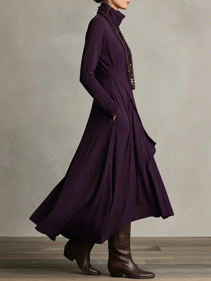 Robe violet foncé vue de profil, jupe ample qui flotte, main dans la poche 3
