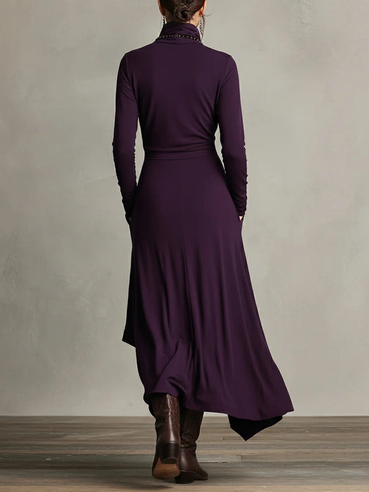 Robe violet foncé vue de dos, manches longues, taille marquée et bas asymétrique 2