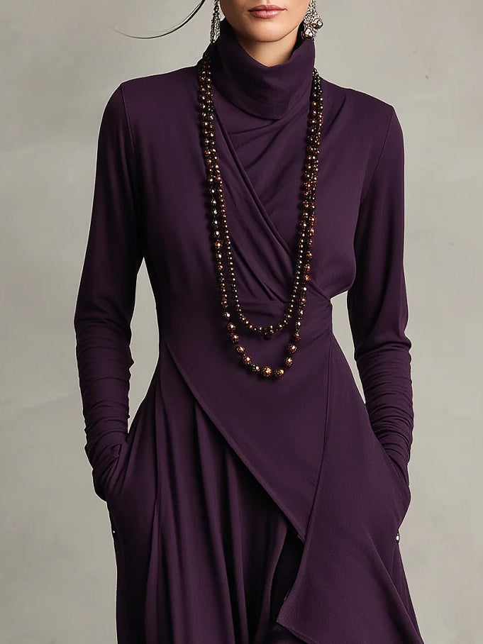 Gros plan sur le col roulé drapé et le devant croisé de la robe violette 4