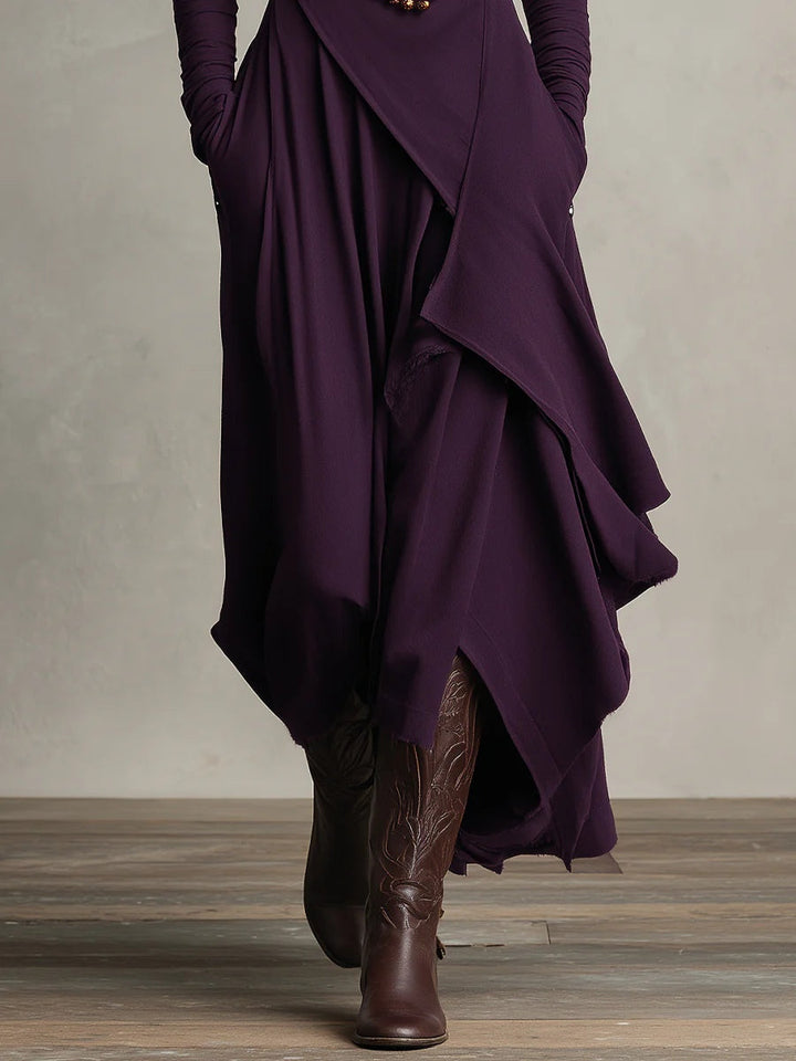 Détail du bas de jupe violet asymétrique en volants superposés, avec bottes brodées 5