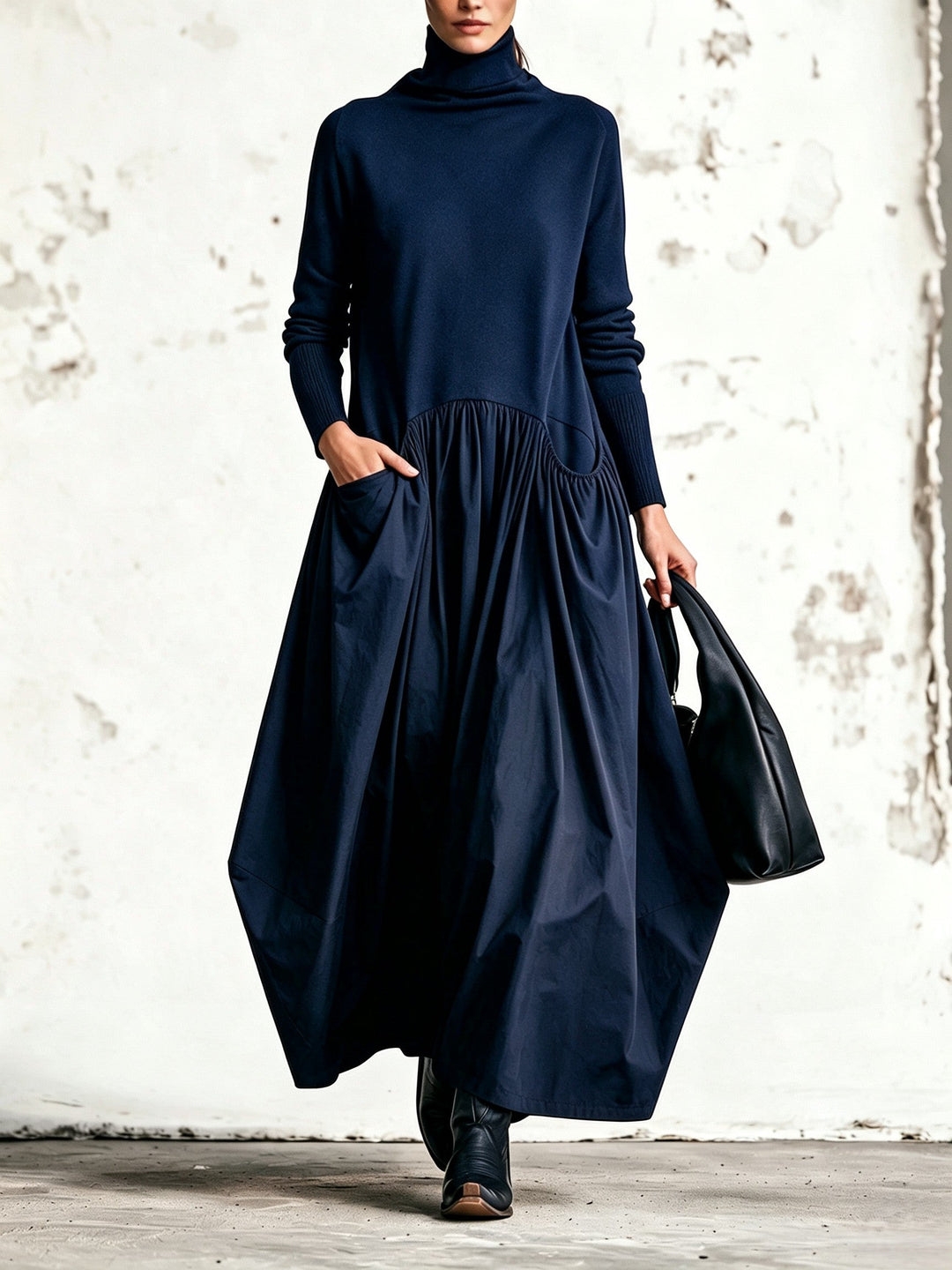 Robe bleu marine portée de face, col montant, jupe ample plissée et main dans la poche 6
