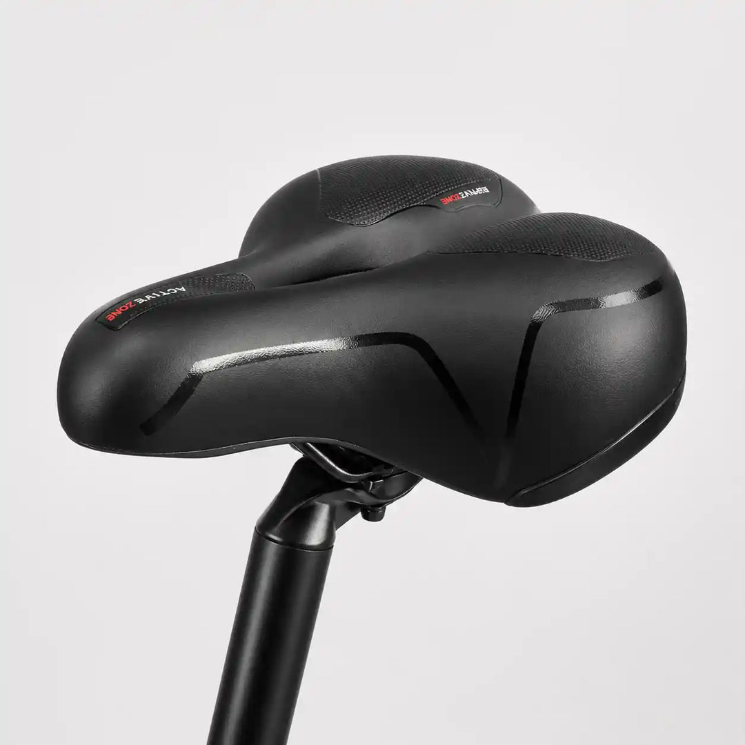 Selle noire fixée sur une tige de selle, vue de côté sur fond gris clair, avec ses lignes brillantes. 14