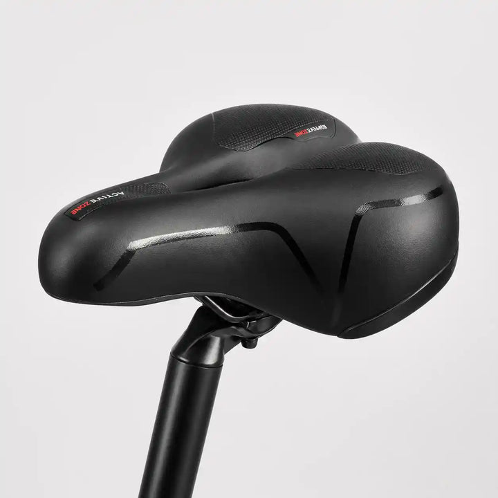 Selle noire fixée sur une tige de selle, vue de côté sur fond gris clair, avec ses lignes brillantes. 14