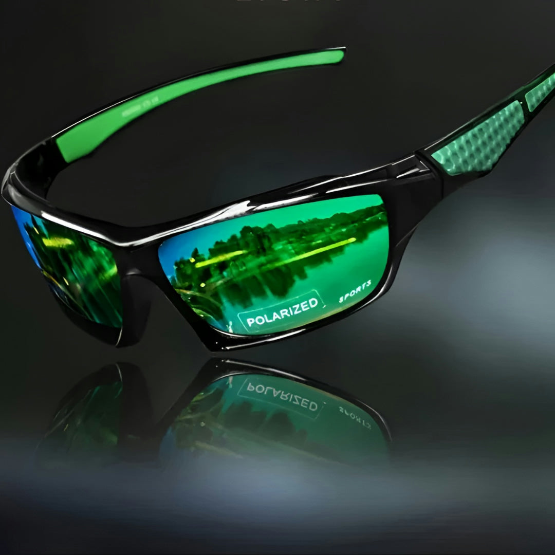 Vue de trois quarts des lunettes à verres miroir verts et branches vertes, reflet sur sol brillant 11