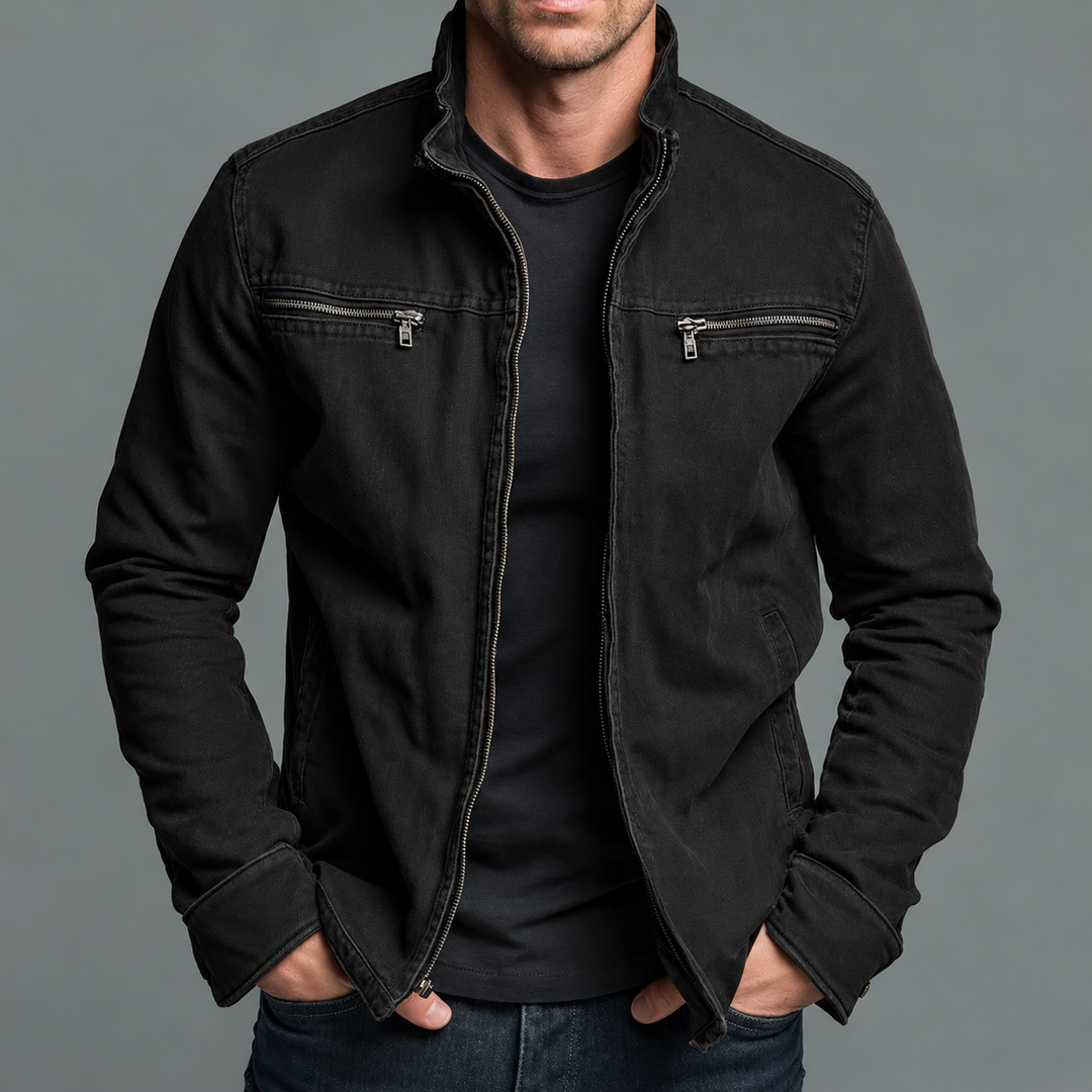 Version noire délavée de la veste zippée, portée ouverte sur un t-shirt noir 5