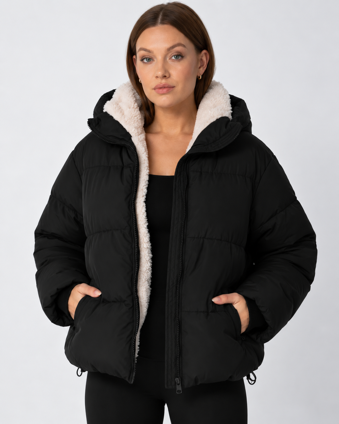 Veste noire ouverte laissant voir la doublure en fausse laine bouclée écrue, mains dans les poches 11
