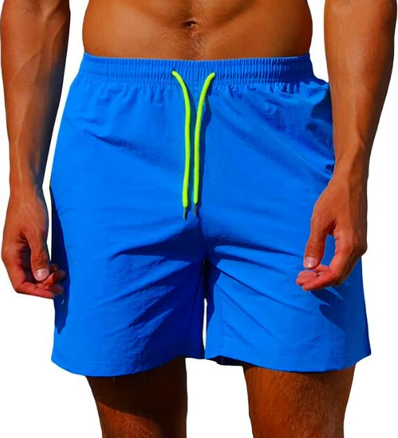 Short de bain bleu azur porté, cordon jaune fluo pendant à la taille, tissu léger légèrement froissé. 11