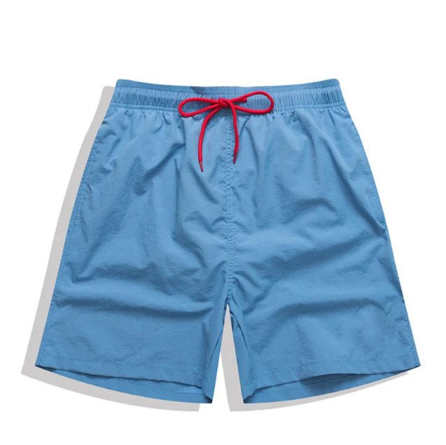 Short de bain bleu clair posé à plat sans mannequin, cordon rouge noué à la ceinture élastique. 13