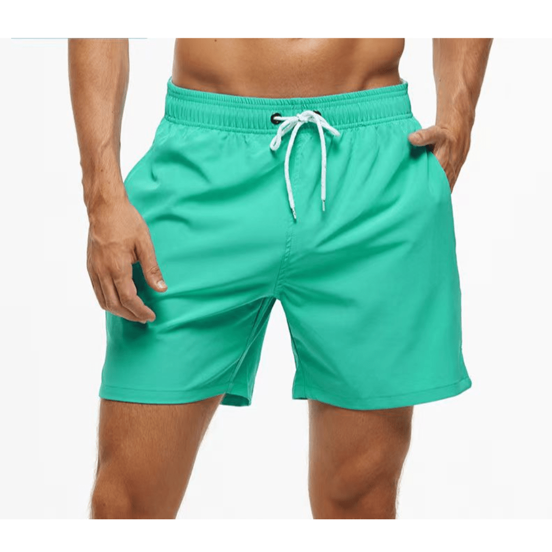 Short de bain vert menthe porté, ceinture élastique à œillets et cordon blanc, une main dans la poche. 8