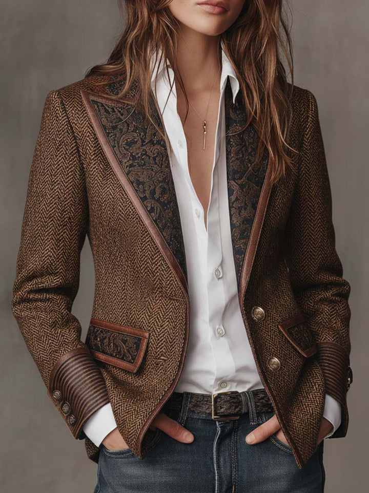 Blazer marron porté ouvert sur chemise blanche et jean, mains dans les poches, vue de face 1