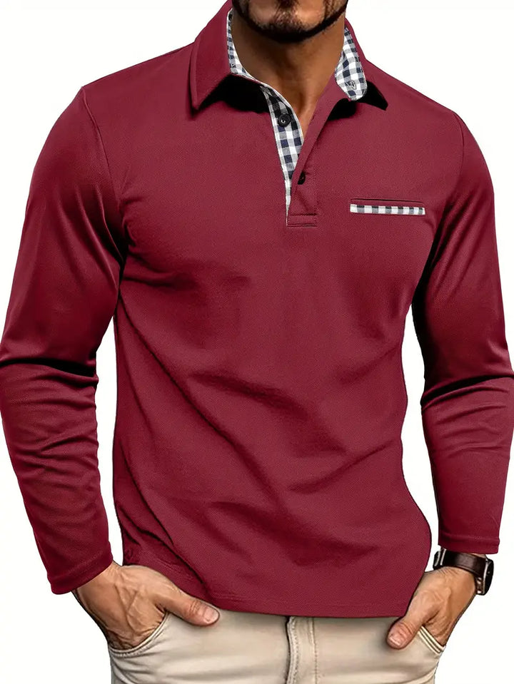 Même polo en version rouge bordeaux, porté de face avec liseré à carreaux au col et à la poche 2