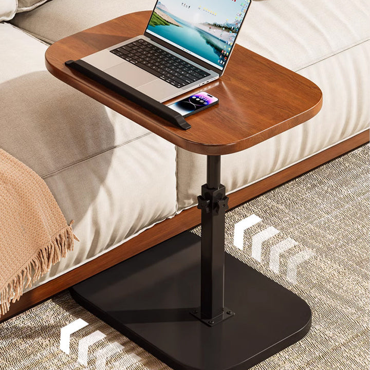 Bureau près d'un canapé beige avec ordinateur portable, flèches au sol indiquant que la base se déplace facilement. 10