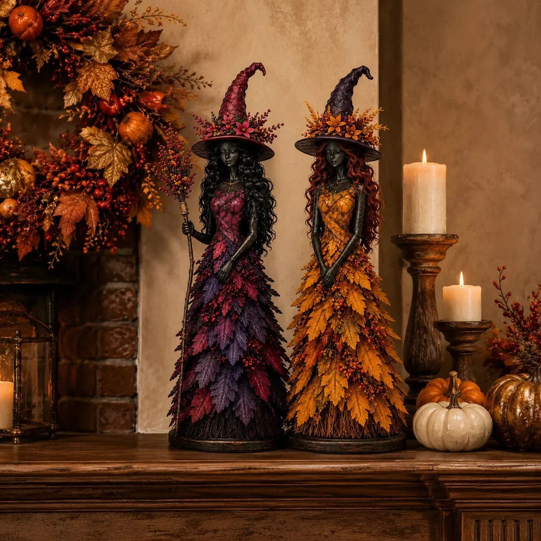 Sorcière violette avec balai de baies et sorcière dorée aux cheveux roux, sur une cheminée en bois entre bougies, citrouilles et couronne d'automne. 5