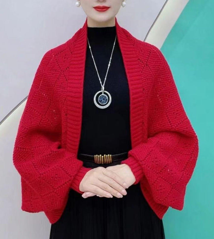 Cardigan ajouré rouge vif porté par un mannequin sur une tenue noire, devant du col côtelé ouvert 7