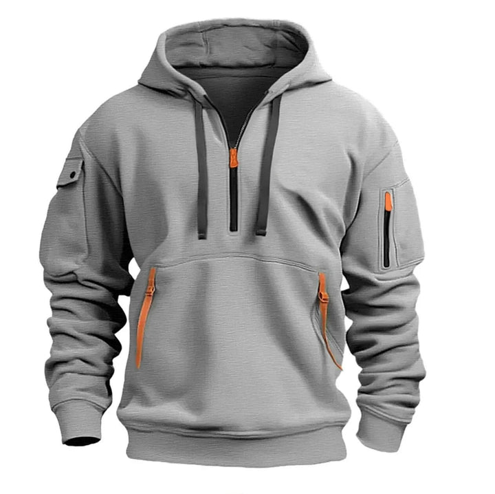 Vue de face du coloris gris clair, avec fermeture demi-zip à tirette orange, poche kangourou zippée et poches de manche. 1