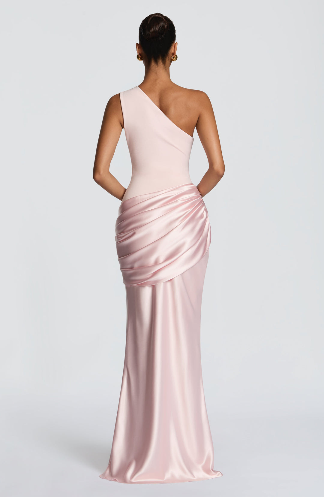 Vue de dos de la robe rose pâle, bretelle asymétrique, drapé en satin sur la hanche et jupe longue fluide. 14